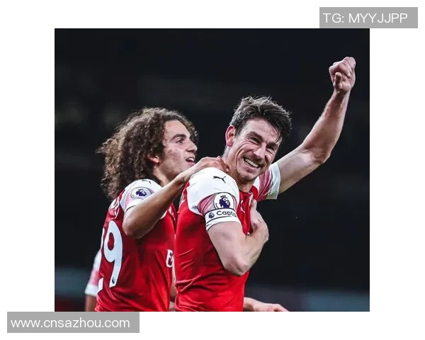 绿茵英雄背后的真实故事揭示足球巨星不为人知的生活瞬间