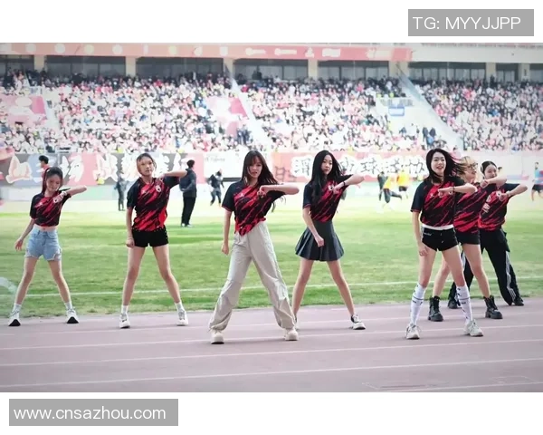 足球巨星与拉拉队亲密合影瞬间曝光 热血场面引爆全场欢呼 足球巨星与拉拉队亲密合影瞬间曝光 热血场面引爆全场欢呼